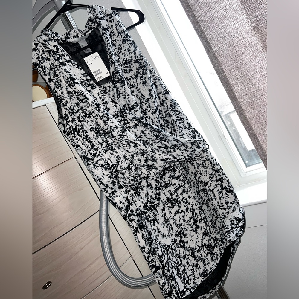 H&M white and black tunic dress or doubles as a top